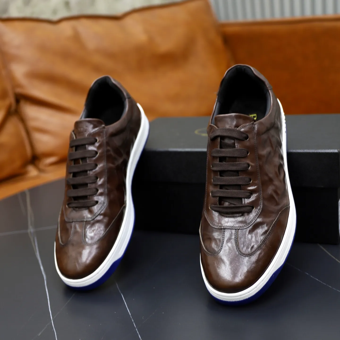 Factory price: 💰640 Prada classic men’s lace-up casual shoes | Imported cowhide upper | Upper stitching layered design, light and breathable | Soft and comfortable | Decorated with PRADA letters on the side | Distinctive sports style, showing the brand style | Lightweight concave and convex pattern rubber soles | Matched with cowhide foot pad lining | Excellent foot feel, fashionable and elegant | Size: 38-44 (45 customized)